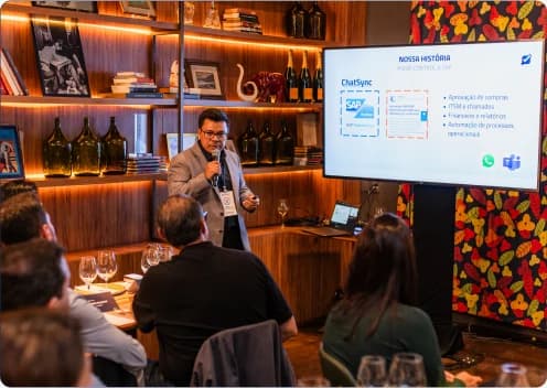 Palestrante apresentando o ChatSync para uma plateia no Prime Control Experience