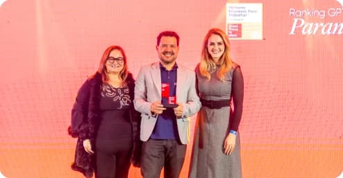Equipe da Prime Control no palco do Ranking GPTW Paraná, com o troféu das Melhores Empresas para Trabalhar